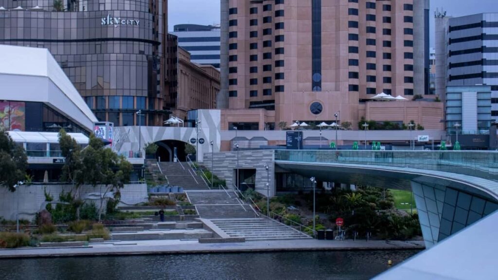 Prakticen vodic za slovenske oglasevalce: kako najti in dogovoriti dolgorocne sodelovanja z bolivijskimi midtier Instagram ustvarjalci taktike, pasti, KPIji in primeri.