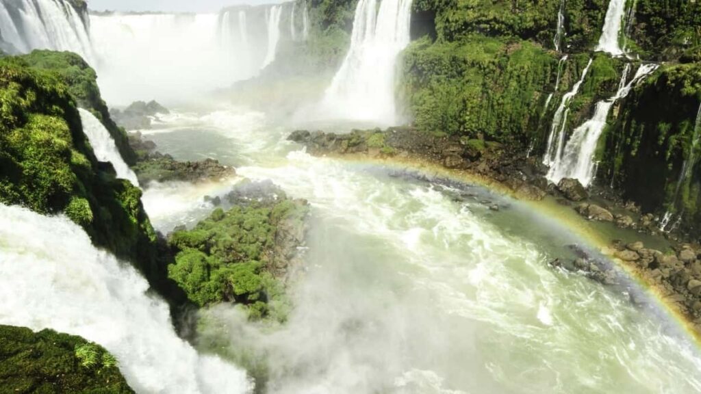 Prakticni vodnik za slovenske oglasevalce: kako odkriti brazilske eBay ustvarjalce, zgraditi hype in poganjati flash prodaje z influencer marketingom.