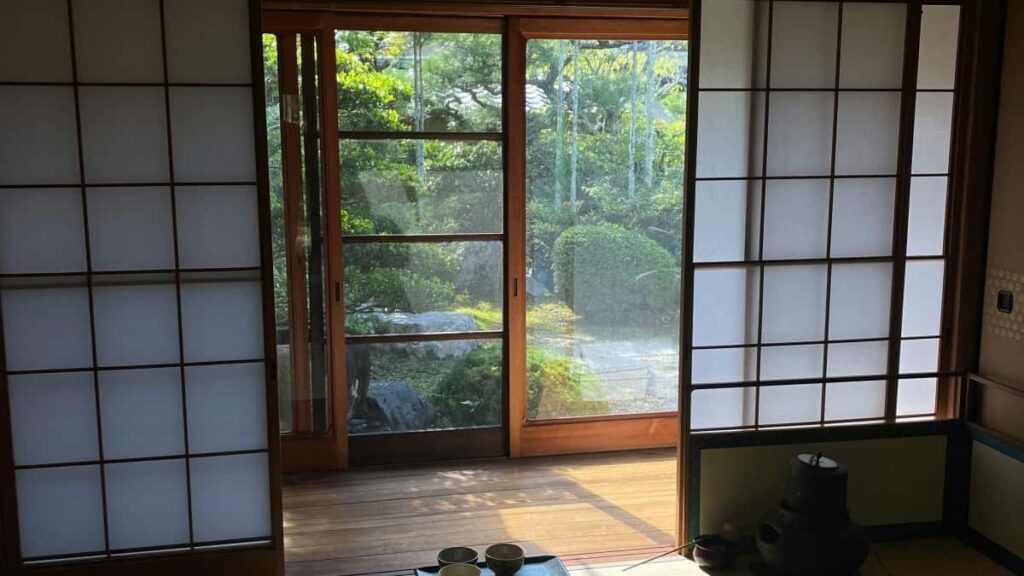 Prakticen vodic za slovenske oglasevalce: kako najti kenijske Hulu ustvarjalce, ustvariti viralno vsebino in zmanjsati tveganja pri distribuciji.