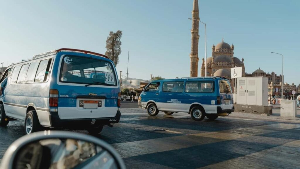 Prakticen vodnik za slovenske oglasevalce: kje iskati tunizijske Etsy ustvarjalce, kako oceniti zanesljivost in kako jih vkljuciti v kampanje za sezonske modne trende.