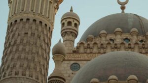 Prakticen vodic za slovenske ustvarjalce: kako na Facebooku doseci qatarjske blagovne znamke, ponuditi lokalizirano vsebino za GCC trge in izkoristiti zimsko kampanjo Qatar 2026.