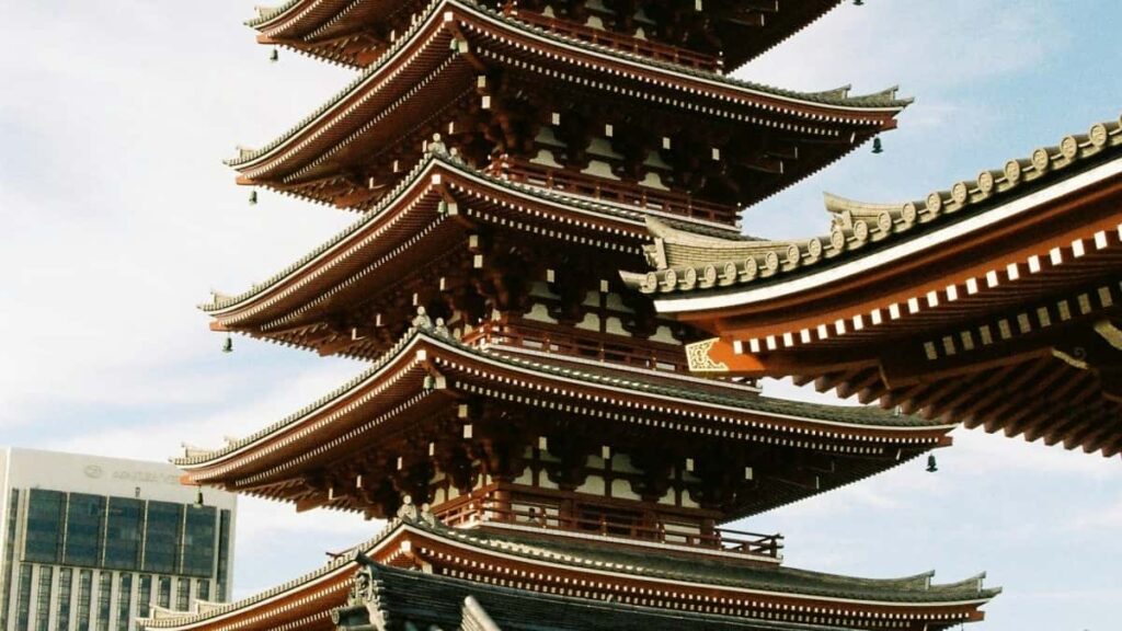 Prakticen vodic za slovenske ustvarjalce: kako najti, nagovoriti in dogovoriti sponsorirano pokritje s cilskimi znamkami na Lazada, s konkretnimi koraki, predlogi sporocil in tveganji.