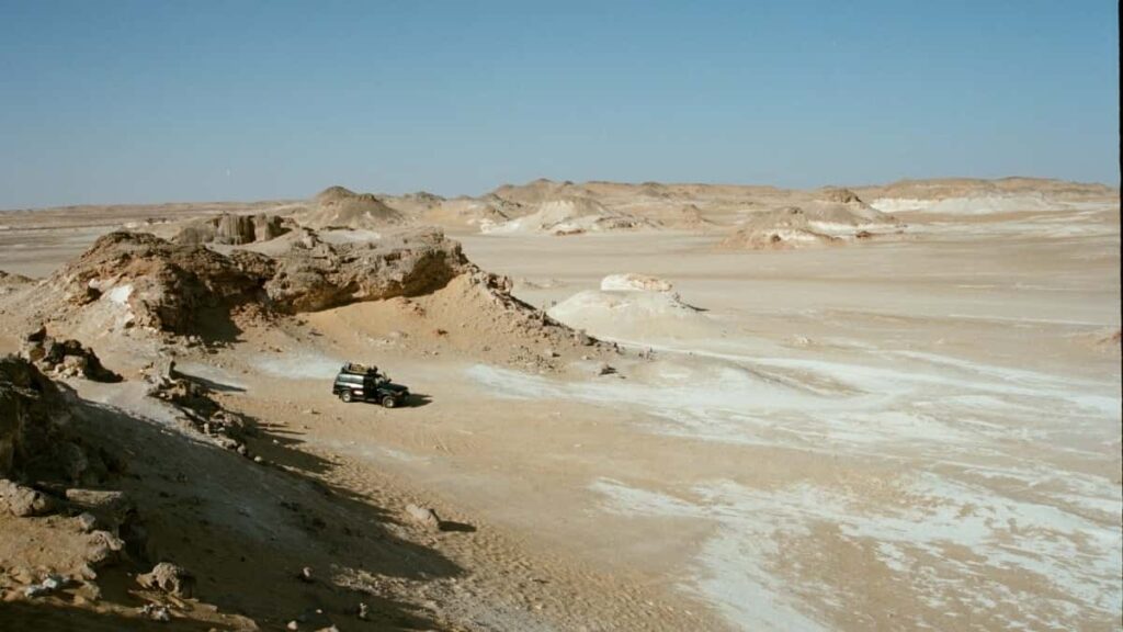 Konkretni koraki in predlogi, kako slovenski ustvarjalci stopijo v stik s hrvaskimi znamkami na Twitchu in promovirajo glasbene izzive.