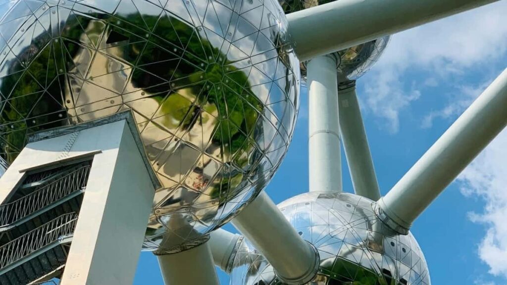 Korakpokorak vodic za slovenske creatorje: kako kontaktirati malezijske znamke, uporabiti HBO Max vsebine za styling in monetizirati outfit integracije.