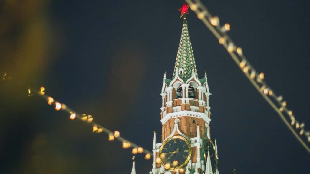 Prakticen vodnik za slovenske ustvarjalce: taktike, kanali in primeri za pristop k bolivijskim znamkam prek Disney Plus vsebin in ustvarjanje testimonial videov.