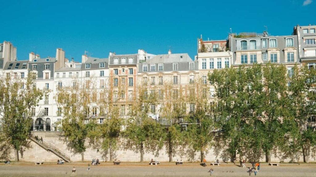 Prakticen vodic za slovenske oglasevalce: kako najti ameriske TikTok creatorje, kvalificirati publiko in pretvoriti v lead-e z akcijami, live commerceom in lokalno prilagojenimi strategijami.