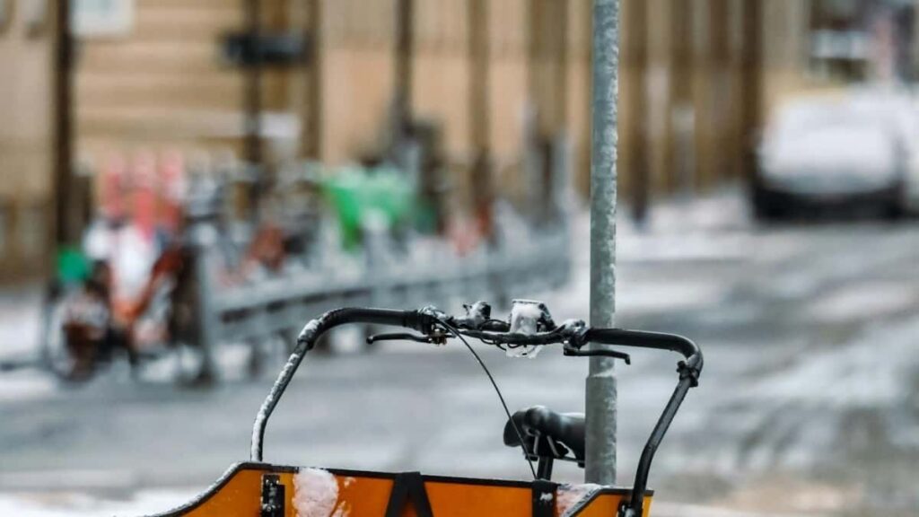 Praktcen vodic za slovenske ustvarjalce: kako najti, kontaktirati in prepricati francoske Etsy znamke, da vam dovolijo pisati dolge, poglobljene produktne recenzije.