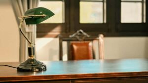 Korakpokorak vodic za slovenske oglasevalce: kje najti britanske Netflix ustvarjalce, kako jih oceniti in kako sponzorirati za zaodrjne (BTS) vsebine, vkljucno z orodji, pristopi in pravnimi previdnostmi.