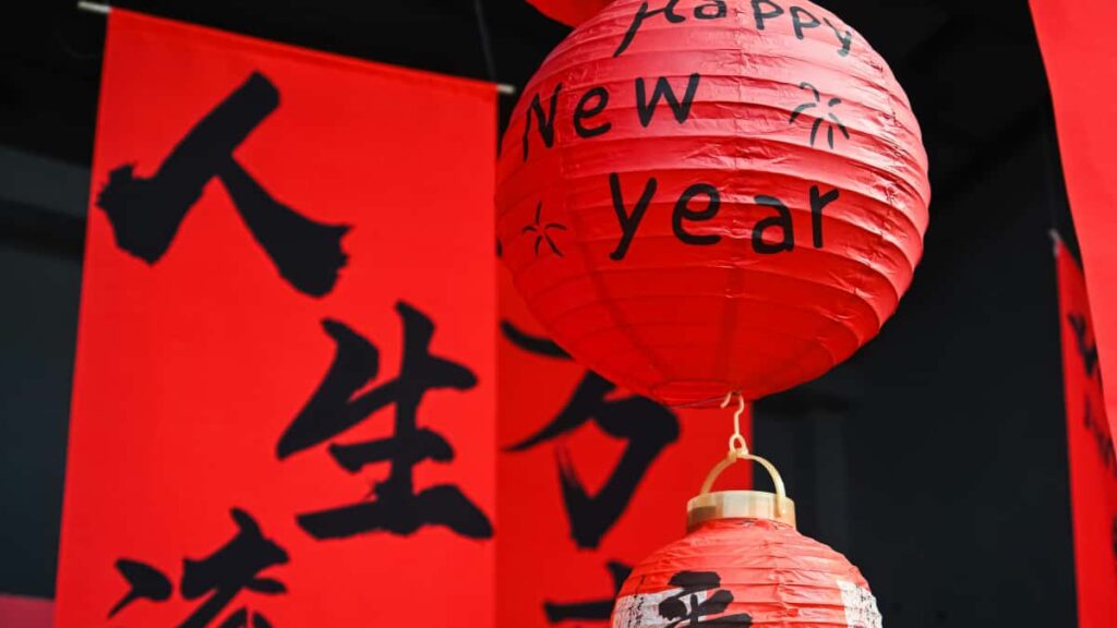 Prakticen vodic za slovenske oglasevalce: kako najti in sodelovati s spanskimi eBay ustvarjalci pri plesnih challengeih, z realnimi taktikami, primeri in oceno donosnosti.